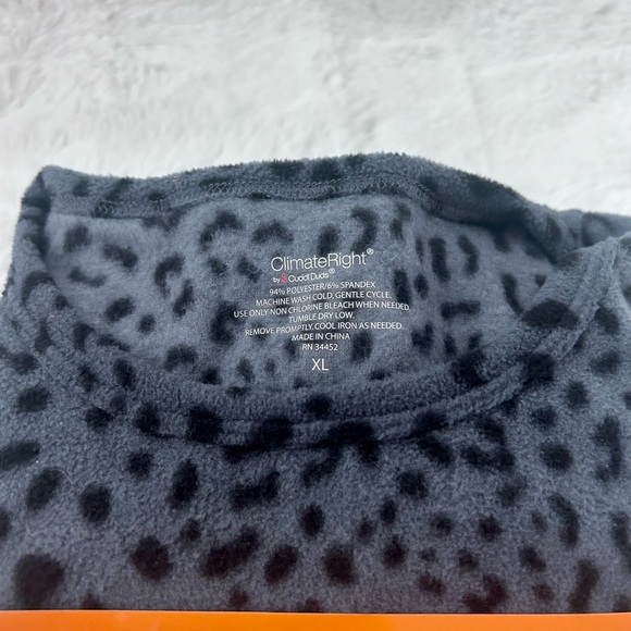 🐆NWT...Climate Right by Cuddl duds fleece black animal print top - Picture 3 of 3